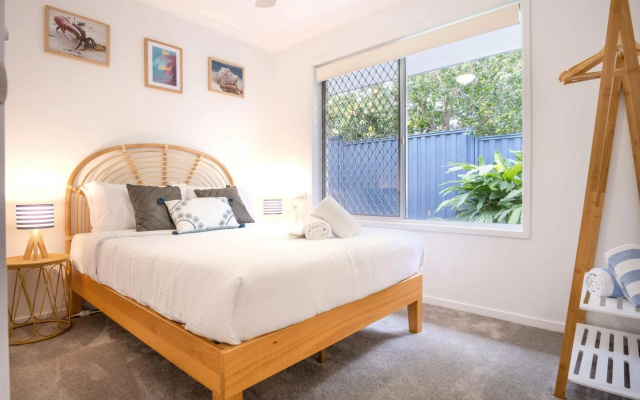Pet Friendly Dicky Beach Home away from Home – Guest Rooms – Battery Hill