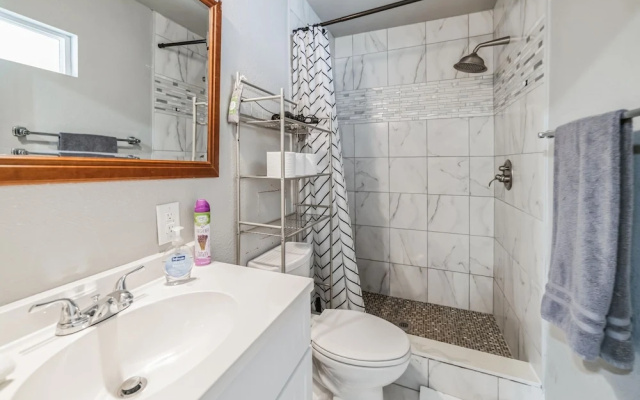 Vibrant In Vegas - 4 Bd With Shimmering Pool! 4 Bedroom Home by RedAwning