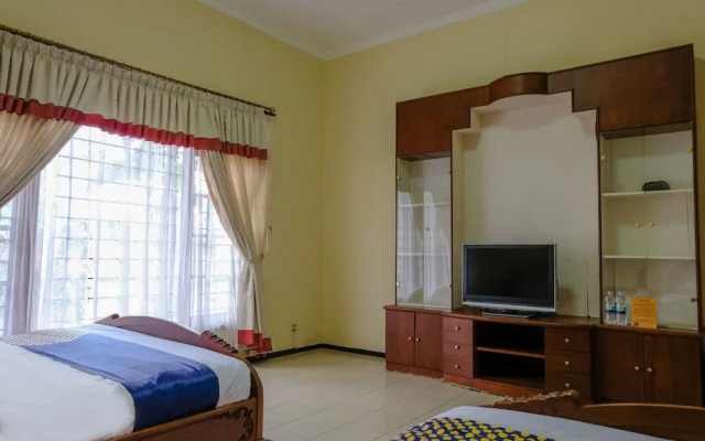 SPOT ON 1767 Villa Anggur Panderman