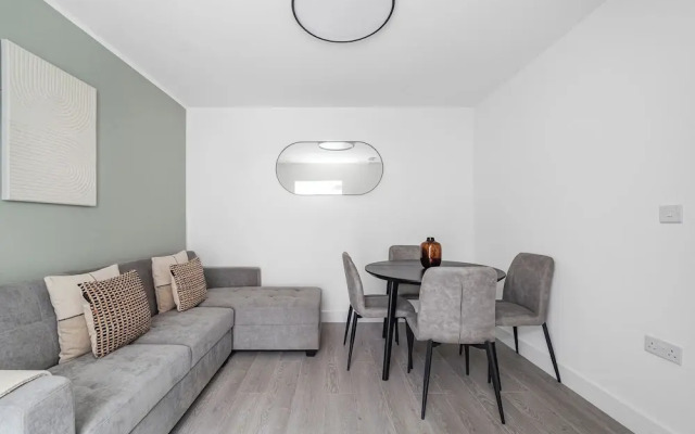 Spacious Room In Morden