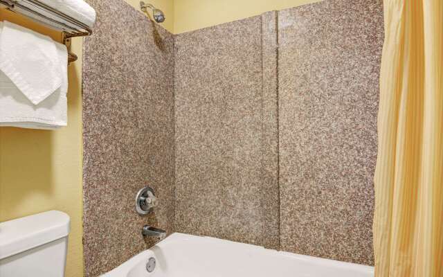 Super 8 by Wyndham Nashville Near Downtown / I-40