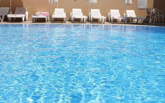 Konstantinos Hotel & Apartments