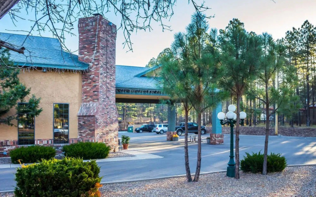 Woodland Inn & Suites