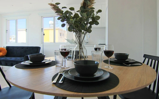 Phaedrus Living: Seaside Modern Flat Lighthouse 63