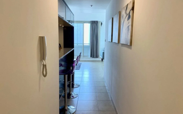 Al Majara Tower 1 by Guestready