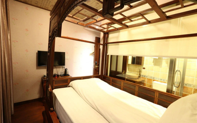 Westlake Hostel Man Juelong branch