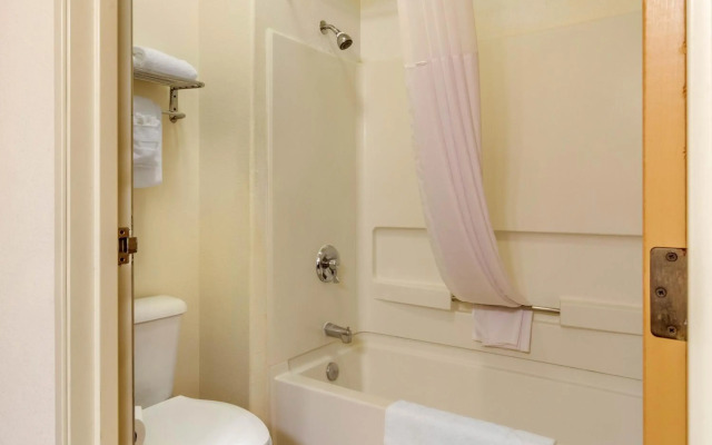 Quality Inn & Suites Lakewood - Denver Southwest