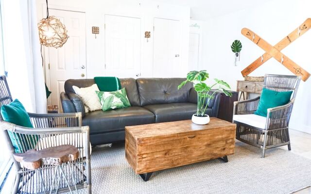 Emerald Hideaway 2 Bedroom Condo by RedAwning