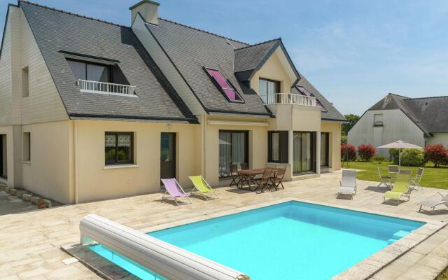 Spacious Villa in Concarneau with Swimming Pool