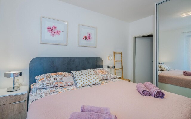 Awesome Home in Novigrad With Jacuzzi, Wifi and 3 Bedrooms