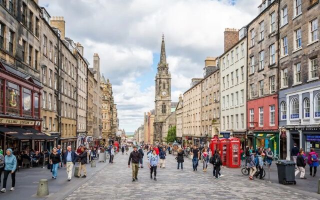 Stunning Royal Mile Old Town Apartment