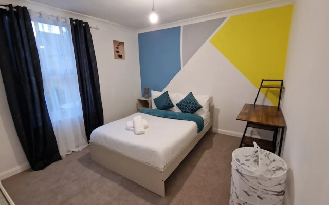 Gillingham Home - Sleeps 4 - Comfort & Convenience