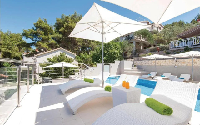 Three-Bedroom Apartment in Prigradica