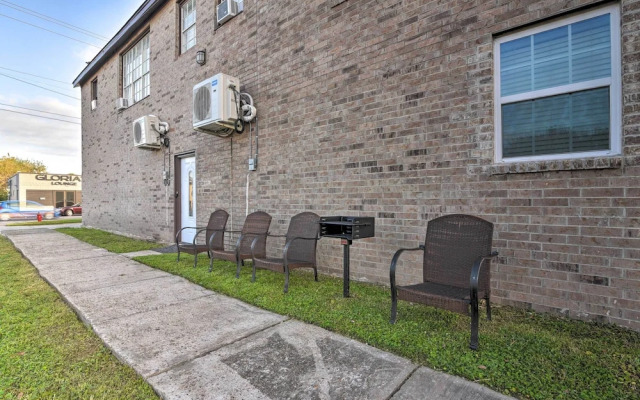Romantic Apt: Private Patio & Shared Hot Tub!