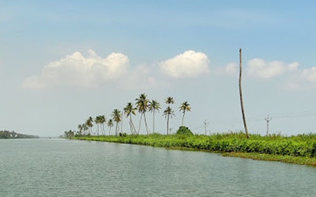 Houseboat Cruise in the Backwaters of Kerala