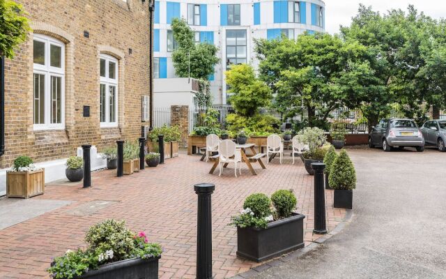 Modern Apartment w/ Balcony by MSS