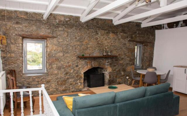 Caviro - traditional stone house in Chora