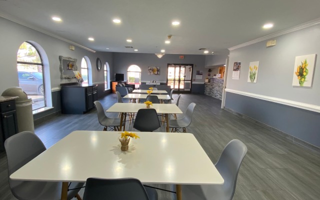 Days Inn & Suites by Wyndham Winnie