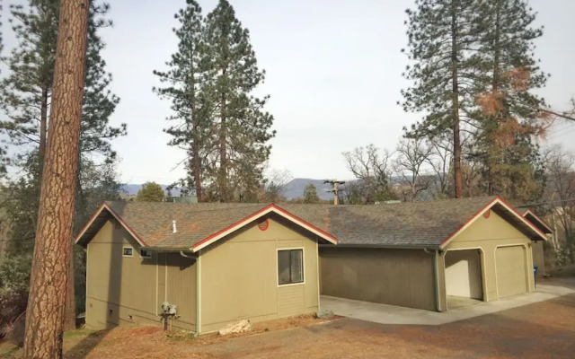 Yosemite Adventure Great Location Condo by Casaoso