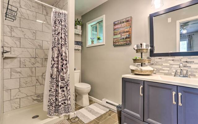 Welcoming Poconos Retreat w/ Deck & Pool Access