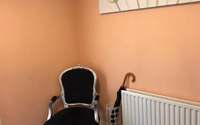 Central 2 Bed Apartment Above Great Derry Pub