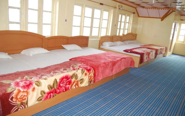 OYO 85927 Marias Hotel