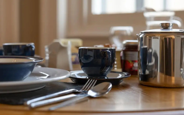 Spinnaker - Close to Town Sea Views