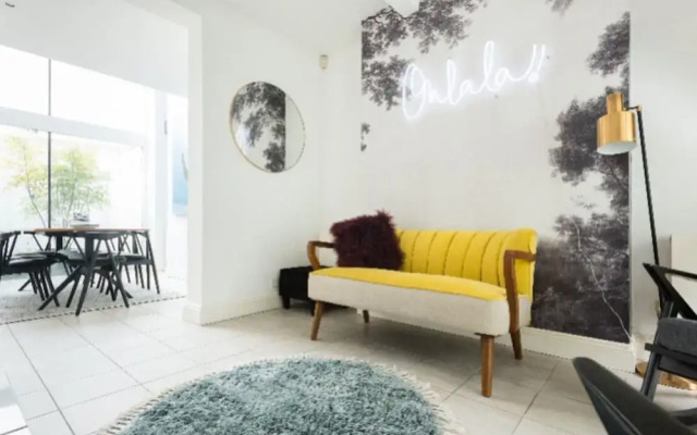 Beautiful Modern 4 Bed Home Near River