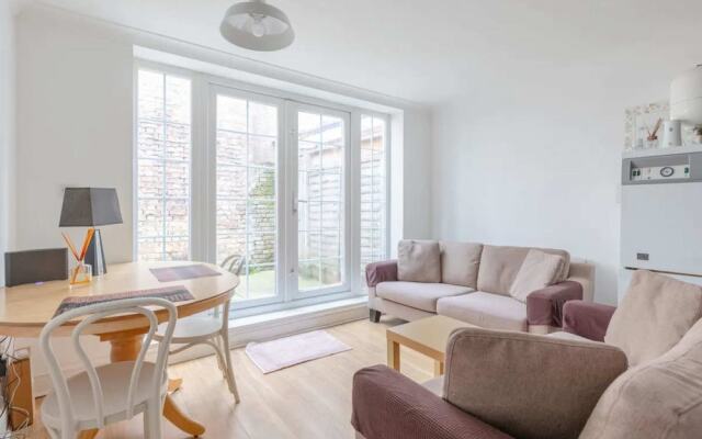 Studio W/private Patio Heart of Brixton, London!