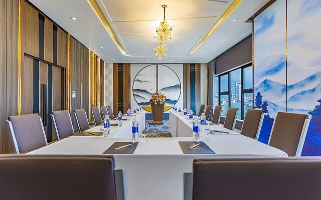 Peninsula Hotel Danang