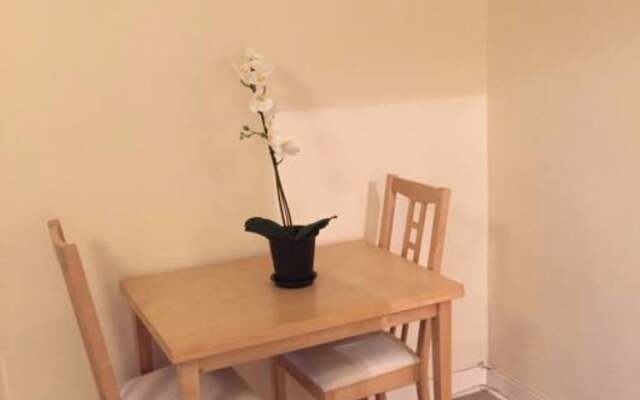 2 Bedroom Flat With Free Street Parking