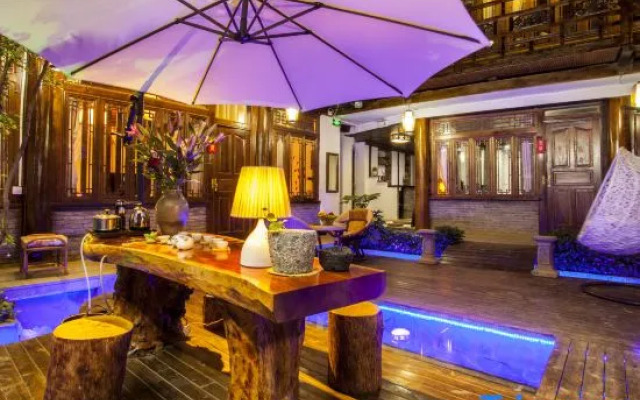 Just to wait for your chain inn (Lijiang Ancient City Wuyi Street Store)