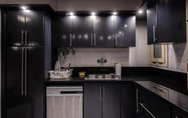 The Terminal 2 Stay - Steps From Nightlife and Airport