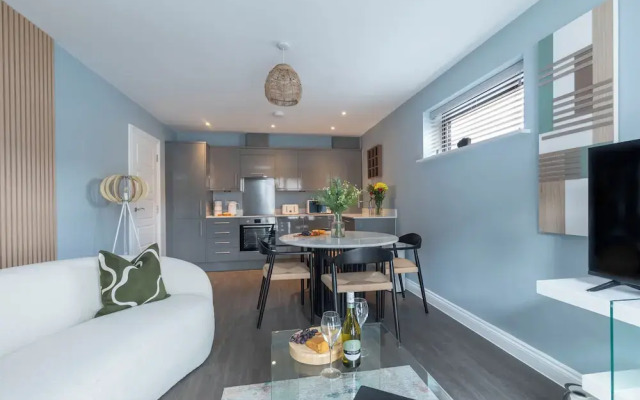 Beautiful 2 Bedroom Apartment With Parking in The Docks