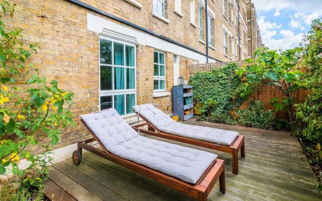 2BR Home in London W/terrace + Parking
