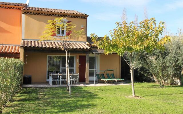 Cosy Holiday Home in Arles with Pool