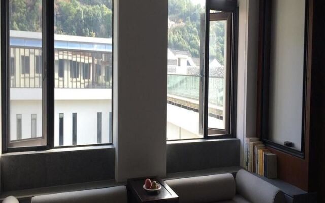 Ruyi Ge Putongshan International Buddhism Culture Communication Center