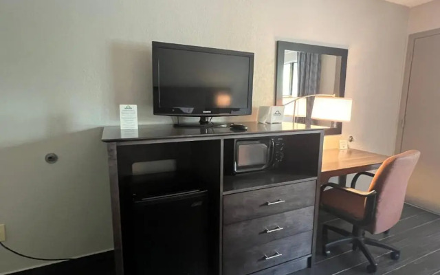 Days Inn & Suites Monroe