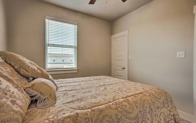 College Station Townhome w/ Furnished Patio!