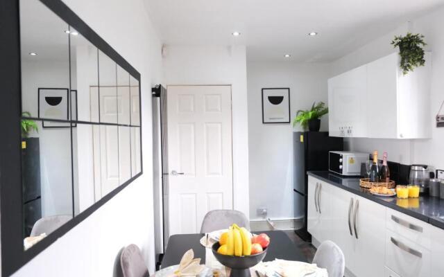 Northway House - Close to M62 and M6