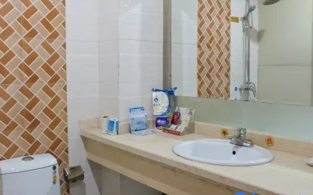 Urumqi Xinchongtian Business Hotel (Tonghui Used Car Market)