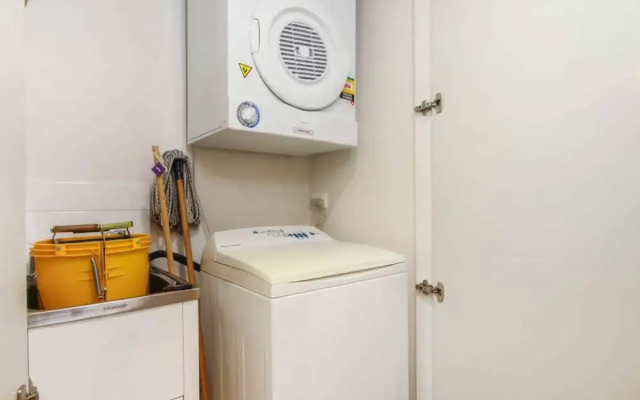 Modern 2 Bedroom Apartment In Fabulous Location