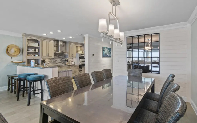 Green Reef #7- Emerald Horizon