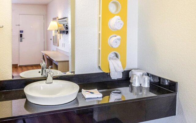 Motel 6 Bakersfield, CA - Convention Center