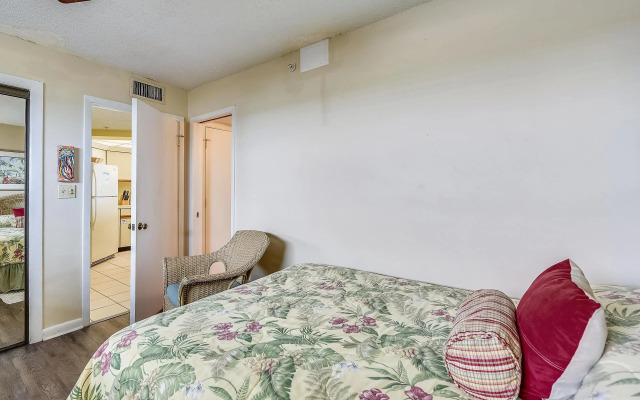 Summerhouse by Book That Condo