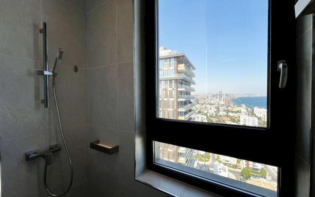 128 LIM - 2106 Stay Only Tower Suite