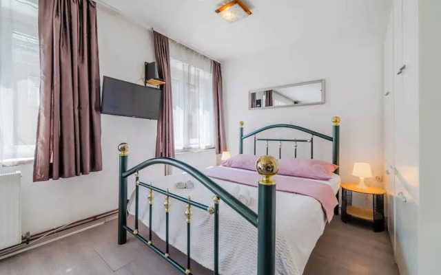 Charming Downtown Studio