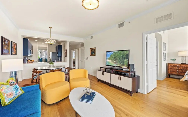 Catina Vacation Rental: Bright 2-BR Condo with Lake Views. Located in Lely Resort with Pool, Hot Tub, and Golf Access. Ideal for Golfers and Beachgoers, Minutes from Naples and Marco Island