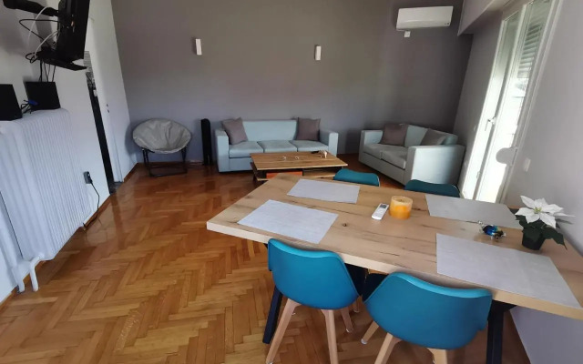 Penthouse spacious w super wifi & terrace, 2 min from metro