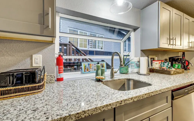 Russian River Retreat! Woodsy Guerneville Bungalow